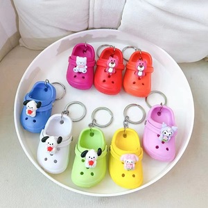 Mini pantoufles compactes et mignonnes avec porte-clés mousqueton, chaussures, petits pendentifs pour sac à dos, petits cadeaux pour couples - Vente en gros - Product Image 1