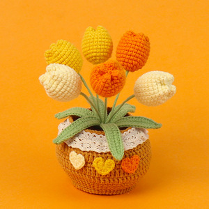 Maceta de Tulipán Tejida a Mano, Mini Planta en Maceta, Maceta de Flores Tejida en Algodón Suave con Decoración de Corazón de Encaje, Hecha a Mano - Product Image 2