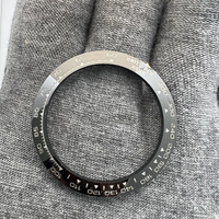 4130/4131 Automatik-Chronograph, Keramiklünette, Saphirglas, leuchtendes Zifferblatt, verschraubbarer Gehäuseboden aus Edelstahl.