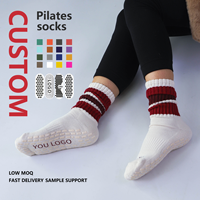 Fabricant de chaussettes antidérapantes avec logo personnalisé, chaussettes en coton tricoté confortables, chaussettes de yoga et de pilates pour intérieur, chaussettes antidérapantes pour sol