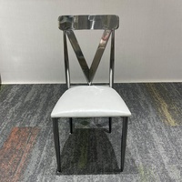 Chaises de salle à manger modernes en acier inoxydable argenté avec dossier en V et assise rembourrée en cuir blanc pour maison de luxe et restaurant d'hôtel