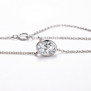 Collier élégant pour femme, style flamboyant, serti clos, en or blanc 10 carats, avec diamant ovale de laboratoire 1,05 carat, couleur D Fancy Light - Product Image 1