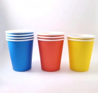 Ensemble de vaisselle jetable arc-en-ciel coloré OEM ODM, assiettes en papier, gobelets, serviettes, décorations de fête
