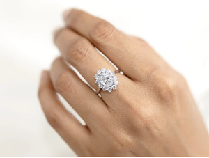 Bague de fiançailles en diamant de laboratoire 2 carats pour femme, sertie d'un halo ovale E F VS, style cocktail. - Product Image 2