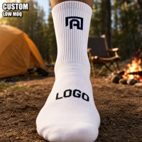 Chaussettes de sport blanches unies personnalisées avec emblème marine et texte de logo sur mesure pour hommes et femmes