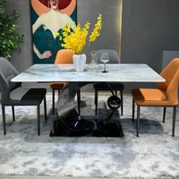 Table à manger rectangulaire en marbre moderne et contemporaine de luxe italienne, base en acier inoxydable brossé doré, écologique, durable, 4 à 8 personnes