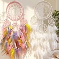 Attrape-rêves mural en macramé fait main avec plumes multi-cercles gravées et éclats de cristal naturels, style bohème, vente en gros, fabriqué en Chine