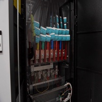 Micro centre de données Plug and Play avec panneau de distribution d'alimentation, 4 baies de serveurs 42U pour îles éloignées