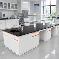 Table d'islande modulaire de laboratoire avec armoire murale et bras d'extraction d'air local pour laboratoires scolaires et universitaires