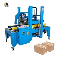 Machine de scellage de cartons entièrement automatique à grande vitesse et adaptative pour tailles aléatoires HEKON, avec pliage du rabat supérieur et scellage par ruban adhésif pour ligne d'emballage