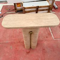 Console en travertin Wabi Sabi avec base sculpturale unique et détails en laiton – Table d'entrée en pierre