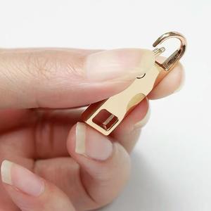 Sacs universels détachables en métal PVC personnalisés réparation accessoire de tirette de remplacement avec boucle pendentif curseurs universels de <span class=keywords><strong>fermeture</strong></span> <span class=keywords><strong>éclair</strong></span> - Product Image 3