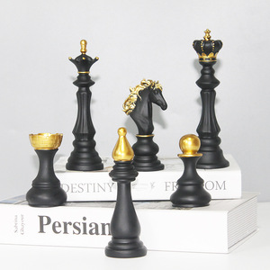 Pièces d'échecs noires et blanches créatives faites à <span class=keywords><strong>la</strong></span> main Figurine en résine décor à <span class=keywords><strong>la</strong></span> maison vitrine pour les mariages Style d'art <span class=keywords><strong>de</strong></span> Noël - Product Image 2