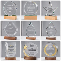 Trophée en cristal sur base en bois massif avec logo gravé sur mesure pour récompenses et commémorations