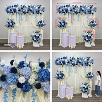 Décoration de mariage de luxe, arrangement de fleurs artificielles en rangée, fond bleu réaliste en hortensias avec glycines suspendues