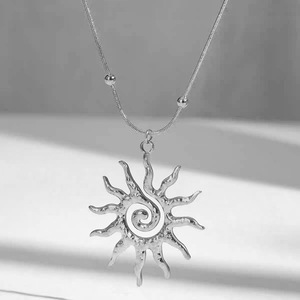 Nouveau style Collier pendentif soleil avec perles en céramique et chaîne à maillons, ensemble de bijoux de luxe léger, de niche, haut de gamme et sophistiqué, idéal comme cadeau - Product Image 5