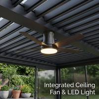 Pergola moderne en aluminium avec portes coulissantes en verre et ventilateur de plafond lumineux pour l'ombrage des espaces de vie extérieurs de villas haut de gamme