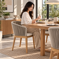 Transformez n'importe quel coin de jardin ou balcon en espace de détente avec des chaises en teck conçues pour un confort durable, design tropical intemporel.