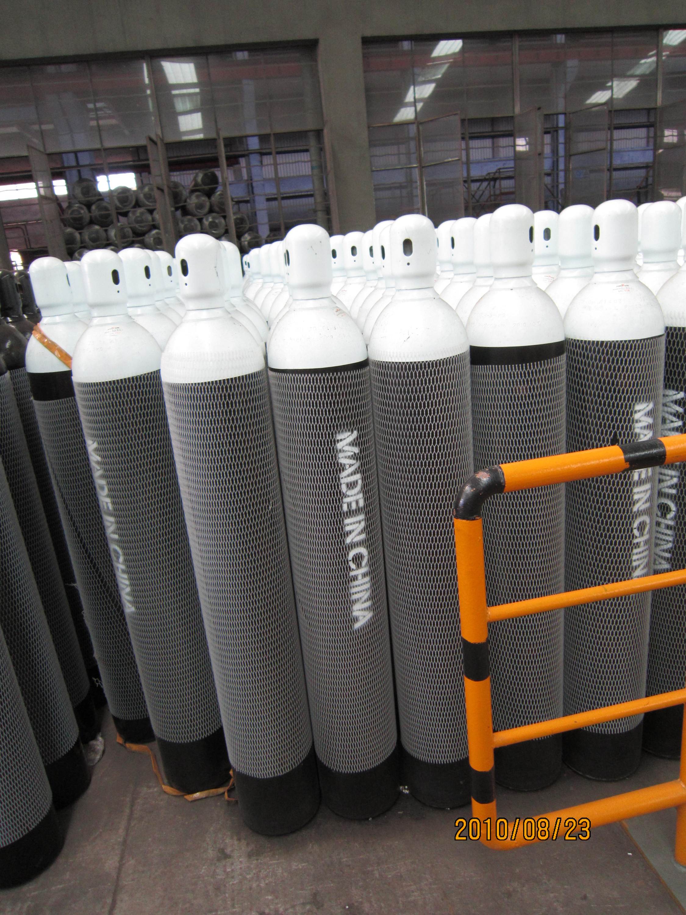 Chinese industrial seamless steel 8L co2 oxygen gas cylinder price with valve in stock