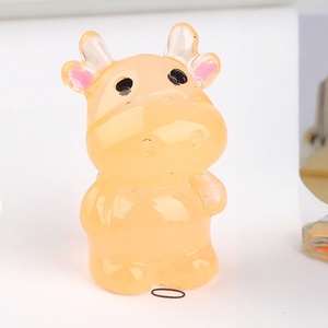 Miniatures d'animaux en résine peintes à la main, écologiques et populaires, ornements en résine qui brillent dans le noir, breloques en résine pour coques de téléphone - Product Image 4