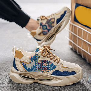 Nouvelles chaussures de sport décontractées européennes pour hommes, ultra-légères, à semelle épaisse et souple, amortissantes, rehaussantes, modèle phare - Product Image 1