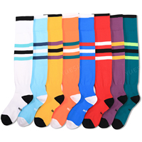 Guangzhou Chaussettes de football de couleur unie personnalisées Chaussettes de sport à jambes longues Chaussettes de football longues à adhérence élevée pour jeunes de haute qualité