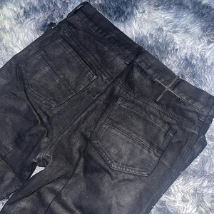 <span class=keywords><strong>Jean</strong></span> YUCE personnalisé streetwear <span class=keywords><strong>noir</strong></span> <span class=keywords><strong>enduit</strong></span>, coupe bootcut évasée, empilé, pour homme, coupe décontractée slim, jambe large cirée, entrejambe long, en denim - Product Image 3