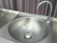 RVS kniebediende handwasbak voor professionele keukens, wandmontage, spoelbak van graad 304, contactloze handsfree wasbak