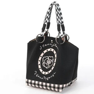 Bolso de Mano Cuadrado de Poliéster Tejido con Diseño Único, Duradero, Plegable e Impermeable, con Patrón de Rosas Blancas y Negras, con Correa de Cadena para Uso Diario - Product Image 3