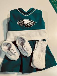 Ensemble cadeau uniforme de cheerleading moderne Emily Rose de 14 pouces, 6 pièces, chaussures de gymnastique pour poupée et accessoires pompons pour femmes (spandex/polyester) - Product Image 2