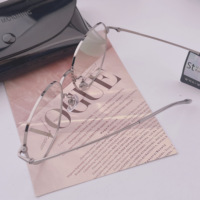 Lunettes de vue rétro en titane avec de grandes montures extravagantes Plusieurs couleurs Classes optiques optimales