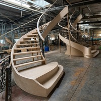 Escalier en colimaçon intérieur sur mesure pour villas haut de gamme avec marches en bois massif