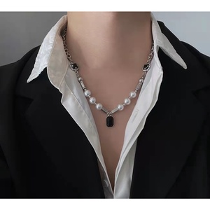 <span class=keywords><strong>Collar</strong></span> de <span class=keywords><strong>cadena</strong></span> con cuentas de <span class=keywords><strong>perlas</strong></span> y diamantes de imitación estilo barroco para <span class=keywords><strong>hombre</strong></span>, moderno, de aleación plateada, con colgante geométrico negro. - Product Image 3