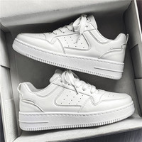 Nouvelles chaussures blanches respirantes pour étudiants masculins, chaussures de sport à semelle épaisse, chaussures décontractées basses à semelle épaisse, chaussures rehaussantes à plateforme.