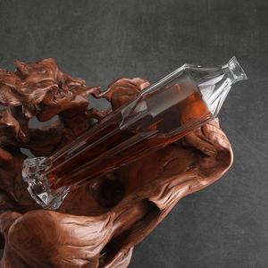 La bouteille de verre à alcool en forme de vase mince a un corps long et élégant. Il est personnalisé en usine avec un bouchon de bouteille - Product Image 1