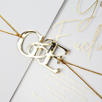 Carte d'invitation en acrylique givré fantaisie en feuille d'or avec poche blanche et monogramme en or 3D acrylique et fil d'or pour événement de mariage