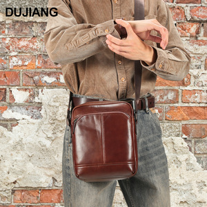 กระเป๋าหนังแท้สะพายข้างผู้ชาย Dujiang สีน้ำตาล ทนทาน ใช้ได้ทุกวัน กระเป๋าสะพายไหล่แนวตั้ง สไตล์คลาสสิก เหมาะสำหรับการเดินทางและใช้งานทั่วไป - Product Image 2