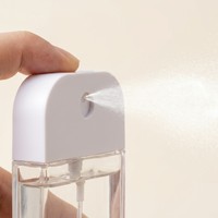 Atomiseur de parfum à brume fine personnalisé avec logo OEM, forme cœur, ovale, carrée, 30 ml, 50 ml, flacon pulvérisateur portable en plastique vide rechargeable