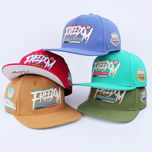 Casquette Snapback de luxe personnalisée avec logo brodé, couleur sport, visière plate, broderie 3D - Product Image 1