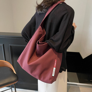 Sac à bandoulière simple pour femme, carré horizontal, fermeture éclair, style minimaliste, sac fourre-tout pour les trajets quotidiens, marron - Product Image 3