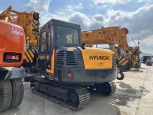 Escavatore Mini Cingolato Hyundai R80 da 8 Tonnellate in Offerta, Motore EPA, Lama Retroescavatore per Costruzioni e Giardinaggio - Product Image 2