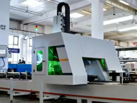 Máquina de Procesamiento CNC de 4 Ejes con Doble Estación de Alimentación para Material de Fachada de Puerta de Aluminio