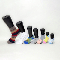 Ensemble de pieds de mannequin en plastique noir multi-tailles pour la présentation en magasin, idéal pour les bébés, les enfants et les adultes, parfait pour la photographie de chaussettes et de bas.