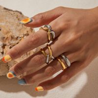 Mode féminine MW Bague étanche en acier inoxydable plaqué or 18 carats bicolore à double couche en forme de X avec lignes simples et élégantes