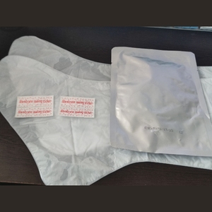 Vente en gros/OEM Masque <span class=keywords><strong>pour</strong></span> les pieds à l'acide hyaluronique au collagène avec beurre de karité Chaussettes exfoliantes et hydratantes <span class=keywords><strong>pour</strong></span> des pieds lisses - Product Image 1