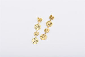 Selección cuidadosa Accesorio de moda Pendientes llamativos de oro de 23 quilates Pendientes de rueda florales - Product Image 5