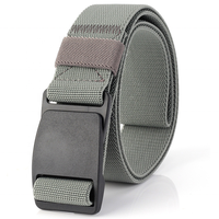 La ceinture carrée réglable à boucle plate invisible, maintient confortablement vos pantalons en place