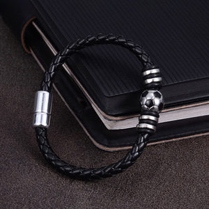 Bracciale in Pelle Nera alla Moda per Uomo e Ragazzo, Chiusura Magnetica con Charm a Forma di Pallone da Calcio, Accessorio Gioiello, Regalo per Lui - Product Image 4
