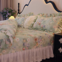 Parure de lit de luxe en pur coton avec jupe de lit plissée à bordure en dentelle, pour une ambiance de chambre de princesse rêveuse et romantique