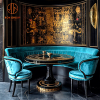 Ensemble de meubles de luxe pour café, restaurant, table ronde en marbre noir, banquette incurvée en velours vert sarcelle et ensemble de chaises assorties